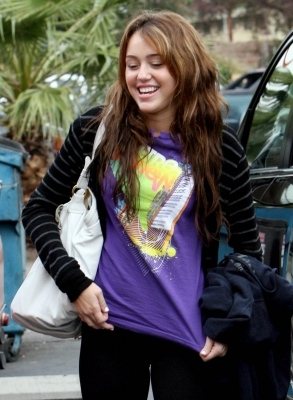 normal_008 - 12 08 08 Miley Cyrus Shopping With Her Sister-00