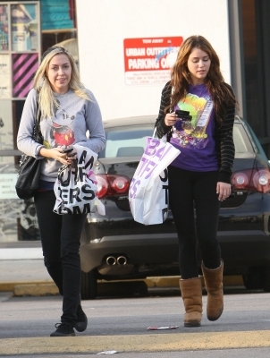 normal_012 - 12 08 08 Miley Cyrus Shopping With Her Sister-00