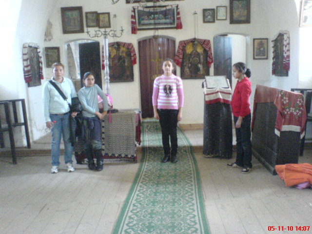 interorul bisericii - 2010 Excursie in orizontul local cls v-a Ungra 2010
