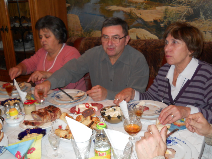 cu prietenii la cina 13 nov. 2010 026