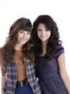 Selena si Demi - Aici va arat cat de mult o iubesc pe Lady Gaga si Selena Rihhana si Miley Cyrus