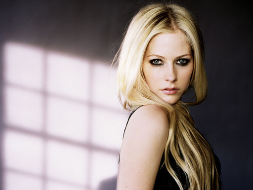 11150093_CDUKFQPLU - avril lavigne 2