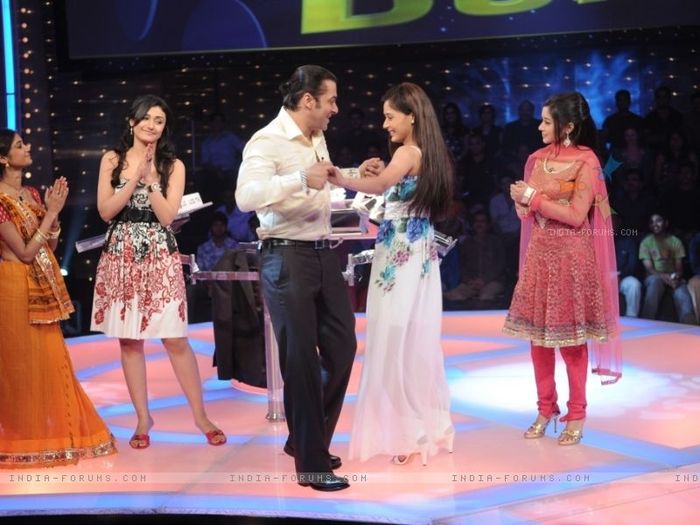 37244-salman-khan-dancing-with-sara-khan