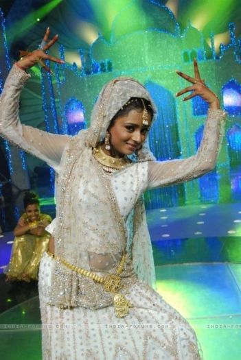 33238-ragini-doing-stage-perfomance - Ragini si Sadhna