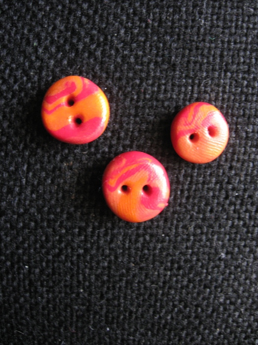 Nasturi portocalii; sunt facuti din resturi de fimo de la un colier
