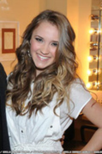 16th-February-2009-emily-osment-4278278-333-500