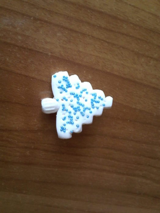 IMG3352brosa bradut alb cu margele    10 lei; brosa fimo bradut alb
