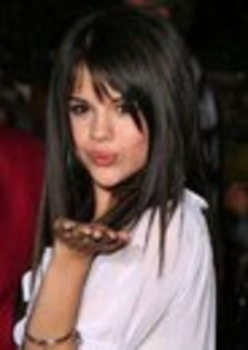 28839_1290535433150_1523165802_30655311_1429575_s - selena gomez