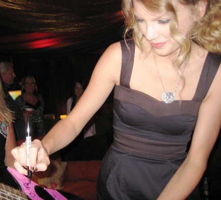 Taylor Swift Pinktober crop