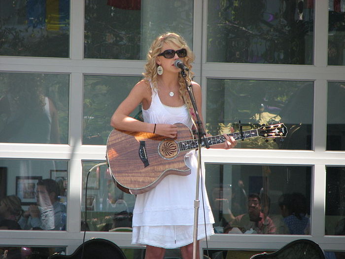 800pxtaylorswift4uq4