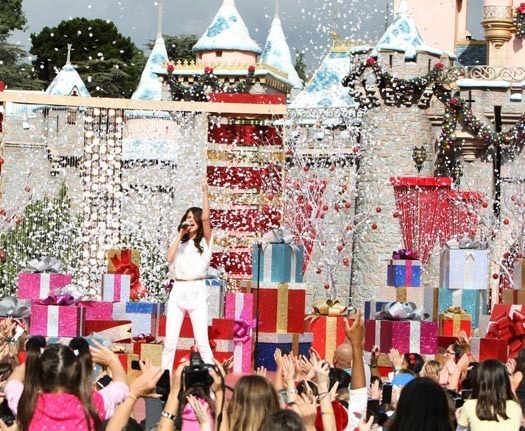 Selena-Gomez-Performs-At-The-2010-Disney-Parks-Christmas-Day-ParadeDisney-Dreaming-Selena-Gomez-Per- - Selena la disney