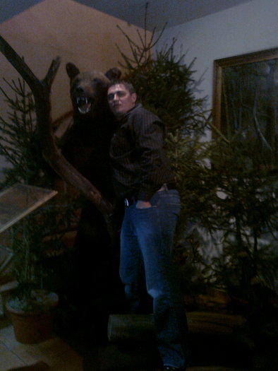 Eu si...Grizzly; subsemnatul ne pozam la iesirea din sala
