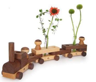 tren cu oameni si plante