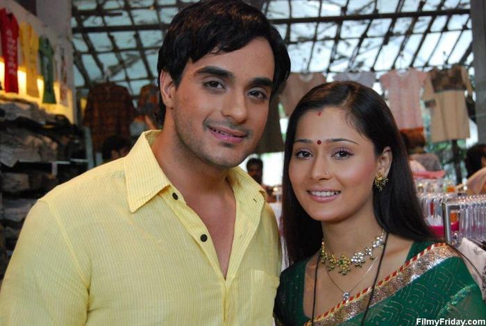 Angad-Hasija-and-Sara-Khan - dmg -si mai multe