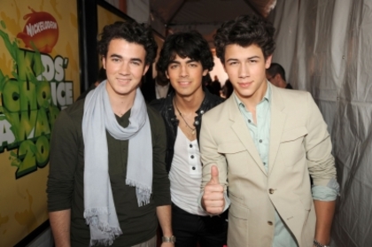 89367_jonas-brothers-arrive-at-the-2009-kids-choice-awards