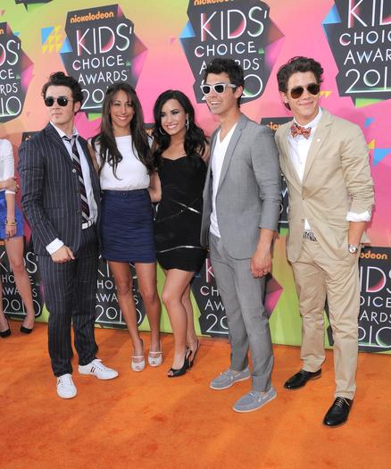 the-jonas-brothers-kidse28099-choice-awards-2010-covorul-rosu