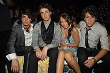 The Jonas Brothers Miley Cyrus Feuding; jonas brothers si miley cyrus - Jonas Brothers