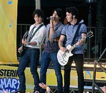 The Jonas Brothers NYE 2009 Performance Mob Fears (Times Square); nick, joe si kevin la concert - Jonas Brothers