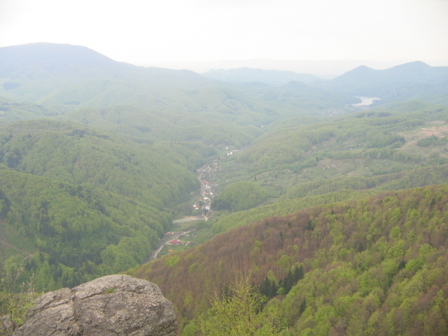 IMG_1927; Lacul Firiza văzut de pe Piatra Bulzului
