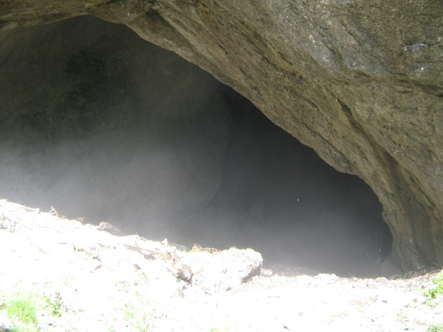 IMG_0182; Peştera care face legătura dintre cele două doline.
