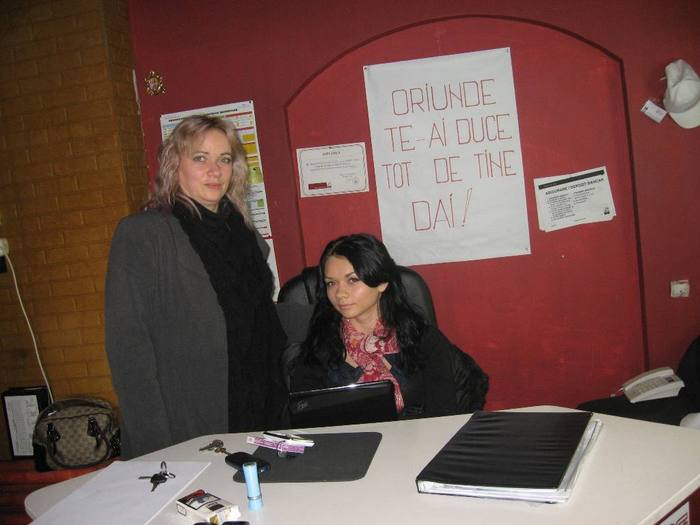 14. Cristina si Georgiana si sloganul din spate - 10 - Prin Moldova 16-21 Noiembrie 2010