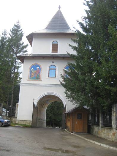 25. Intrarea in manastirea Durau - 10 - Prin Moldova 16-21 Noiembrie 2010