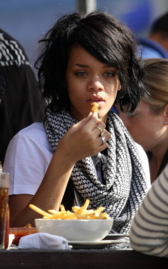 rihanna-lunch