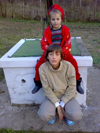 27032007186; eu si mama in gradina
