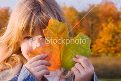 ist2_13687487-girl-holding-an-autumn-leaf - ALBUM PENTRU O LALEA PRETIOASA