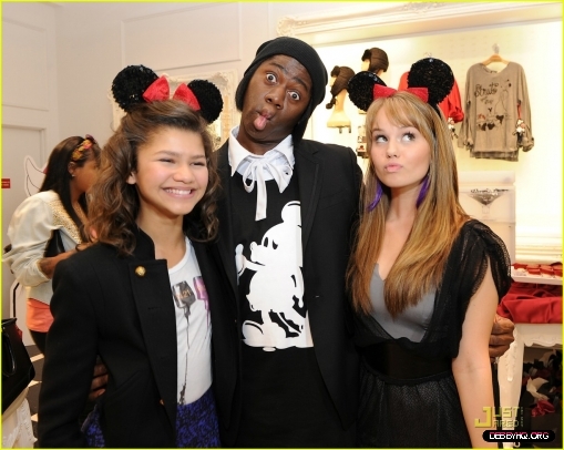 normal_debby-ryan-bella-thorne-minnie-muse-06 - Forever - 21 - VIP - Event - with - Minnie - Mouse