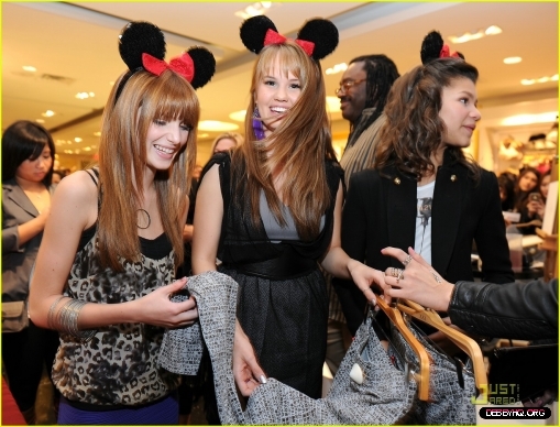 normal_debby-ryan-bella-thorne-minnie-muse-07 - Forever - 21 - VIP - Event - with - Minnie - Mouse