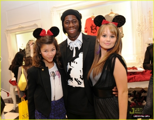 normal_debby-ryan-bella-thorne-minnie-muse-15 - Forever - 21 - VIP - Event - with - Minnie - Mouse