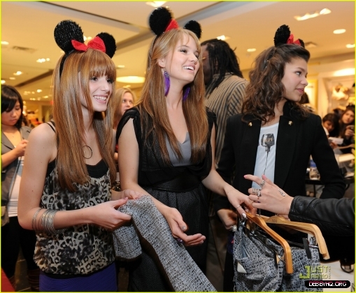 normal_debby-ryan-bella-thorne-minnie-muse-16 - Forever - 21 - VIP - Event - with - Minnie - Mouse