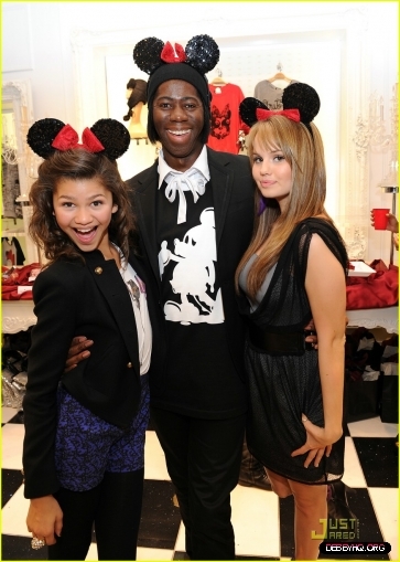 normal_debby-ryan-bella-thorne-minnie-muse-17 - Forever - 21 - VIP - Event - with - Minnie - Mouse