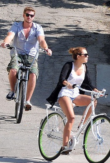 thumb_size1 - club miley-Miley Cyrus la plimbare cu bicicleta