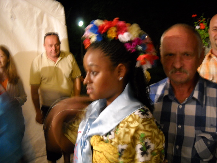 bodyguard la Miss Zamfira-2010; fata este din Madagascar
