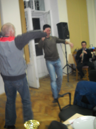 uite-asa ...se joaca  fata