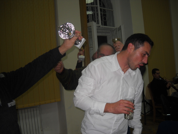 JOS......... nu-i nimeni