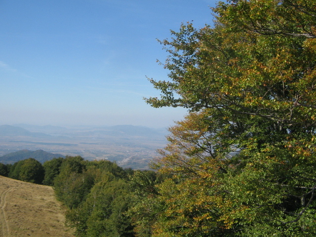 IMG_1541; Vedere de pe Pietroasa. În zare, Jeleznicul Mare, Jeleznicul Mic,lacul de la Călineşti Oaş
