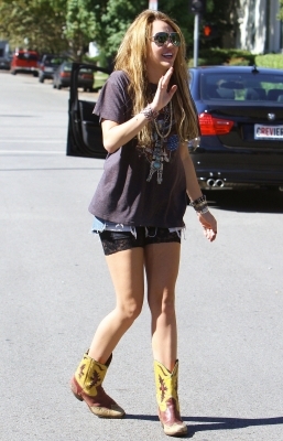  - x Out in Toluca Lake - 02 November 2010