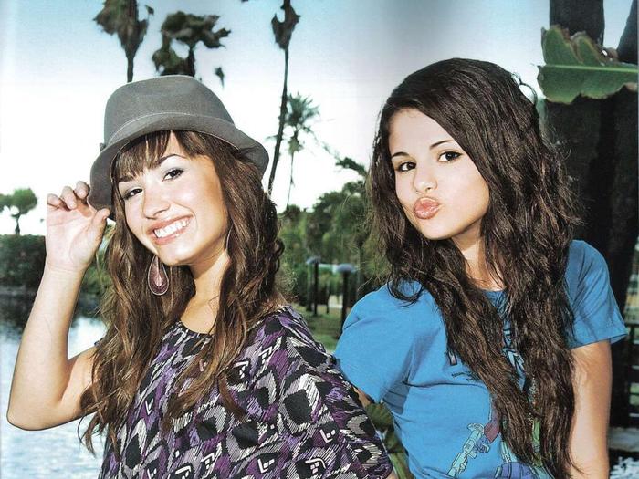 Demi-Lovato-demi-lovato-3305045-1024-768 - Demi and Sely and Miley and Ashley