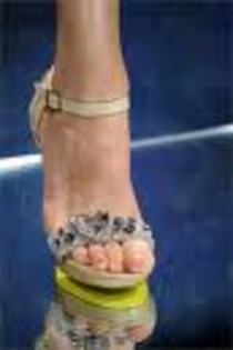 Pantofi pe care mama fetelor ii purta ( deacum ii spun Su , si ea era managerul ei ) - O poveste SasuSaku 4