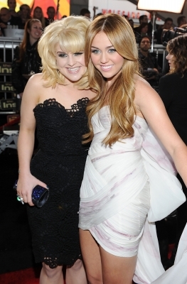 American Music Awards 2010 - Arrivals [21st November] (49) - Toate Pozele Mele Cu Miley