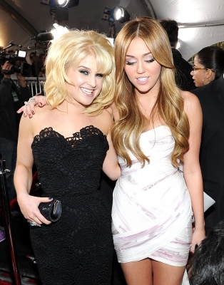 American Music Awards 2010 - Arrivals [21st November] (50) - Toate Pozele Mele Cu Miley