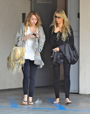 At a salon in Toluca Lake [26th November] (5) - Toate Pozele Mele Cu Miley