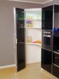 Frigiderul din camera Sakurei