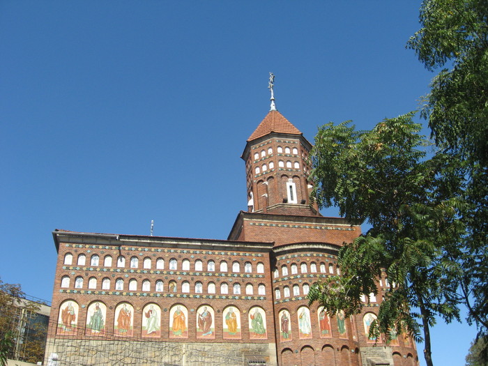 o biserica de langa Arenele Romane