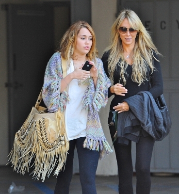  - x Miley At a salon in Toluca Lake - 26 November 2010