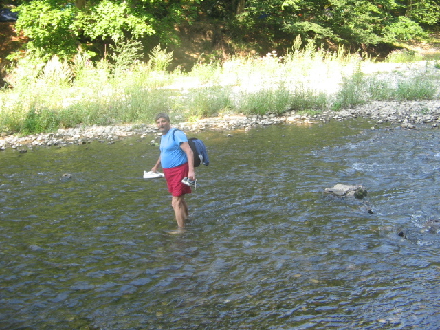 IMG_0740; De-alungul cheilor , râul se traversează de mai multe ori .
