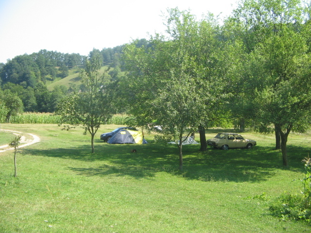 IMG_0793; Campare într-o livadă a unor oameni primitori, la Şopotul Nou pe malul stâng al râului Nera.
